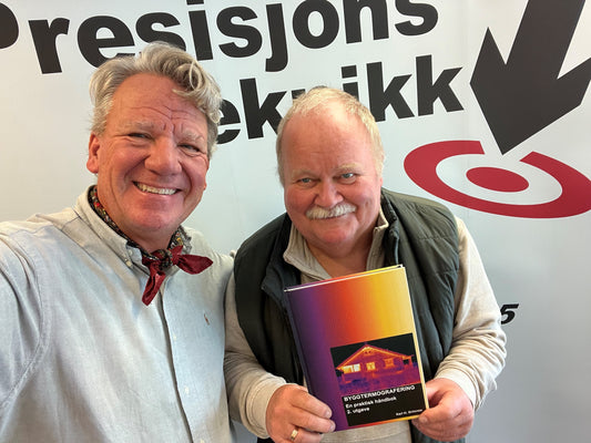 Kalle Grimnes og Henrik med den nye boken.