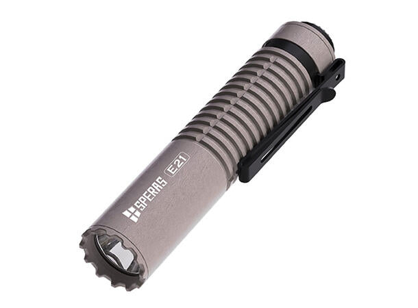 Speras E21 lommelykt i titanium legering
